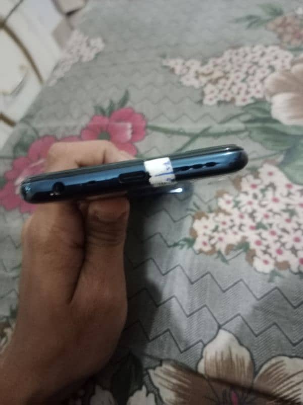 I am selling my new phone 1