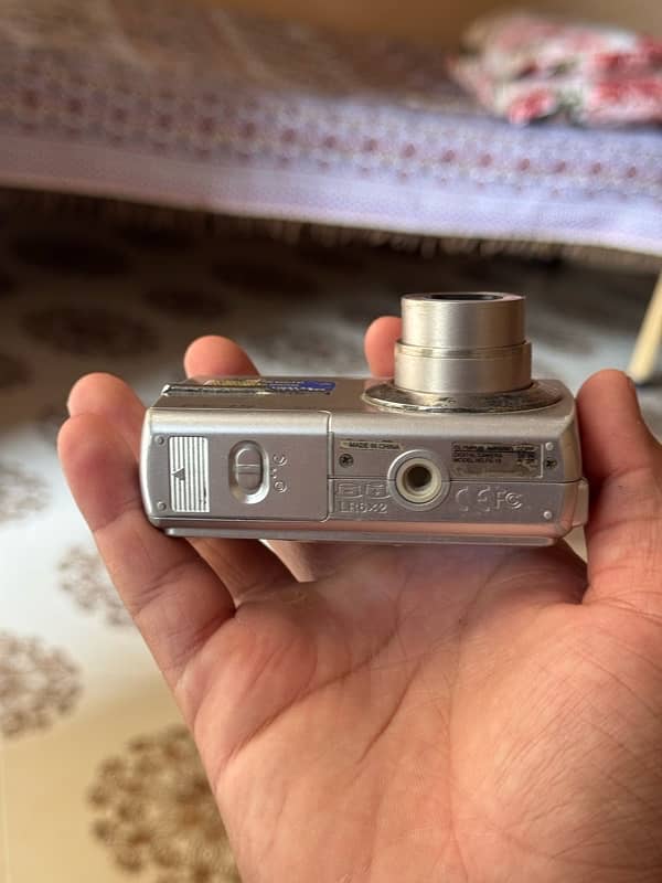 Olympus Vintage FE-15 with Batteries and Charger 4