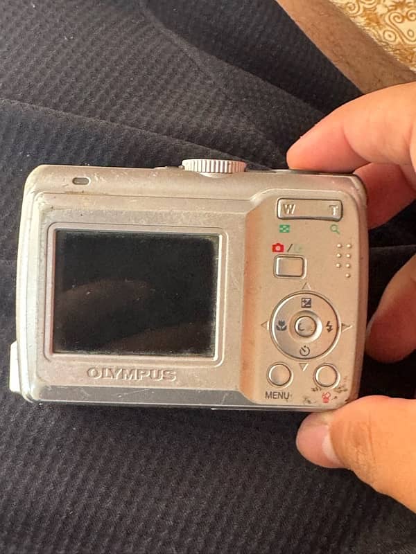 Olympus Vintage FE-15 with Batteries and Charger 8