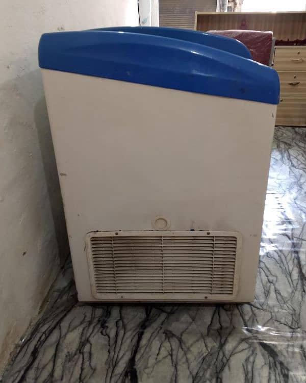 commercial Freezer in good condition selling on urgent base. 1