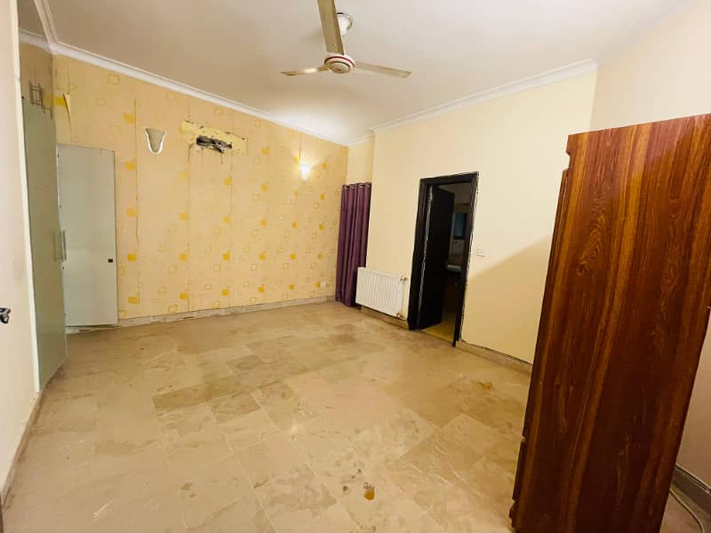 F-11 Markaz 3 Bed Unfurnished Flat Available For Rent in Tariq Heights 16