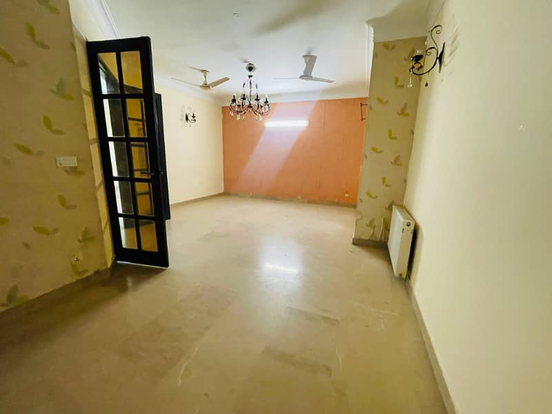 F-11 Markaz 3 Bed Unfurnished Flat Available For Rent in Tariq Heights 21