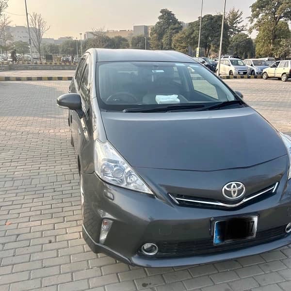 Toyota Prius Alpha 2013 6