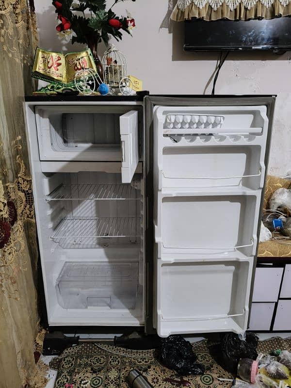 DAWLANCE SMALL FRIDGE 0