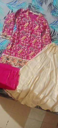 ye lehnga shirt or dupata hai embroidery wala lehnga banaarsi ka hai