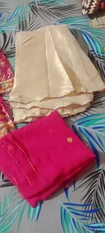 ye lehnga shirt or dupata hai embroidery wala lehnga banaarsi ka hai 2