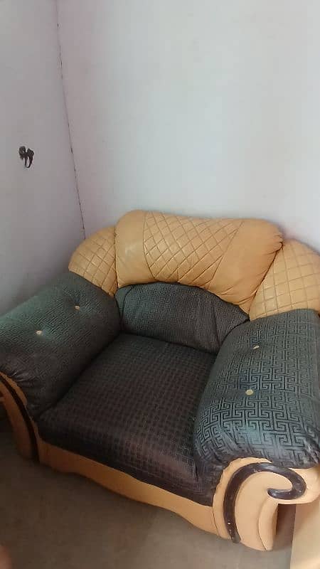 Sofa Set 5 seater in good condition available for sale 2