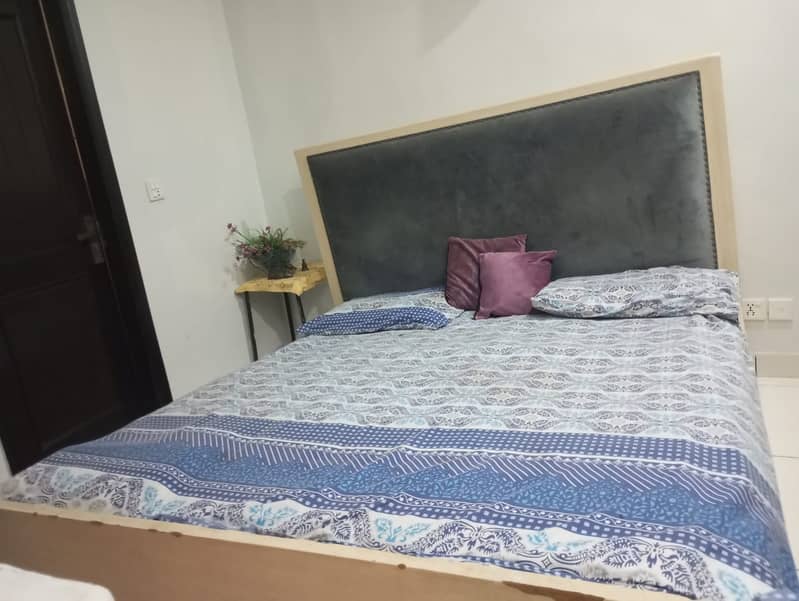 Queen Size Bed for Sale – Great Condition! 0