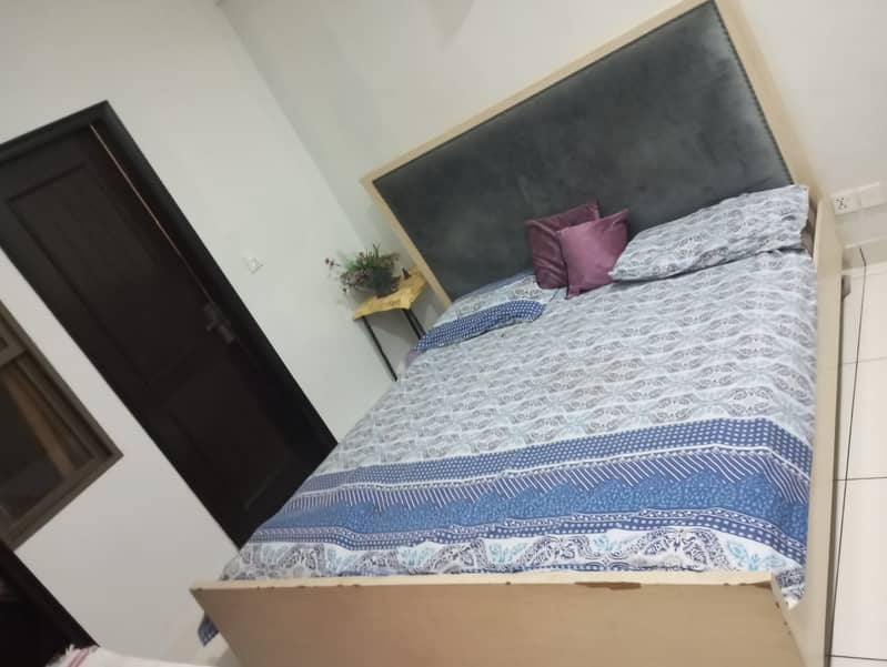 Queen Size Bed for Sale – Great Condition! 2