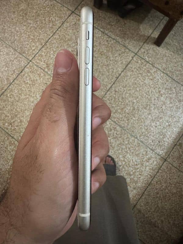 Iphone 11 64 GB Non PTA White Color 0