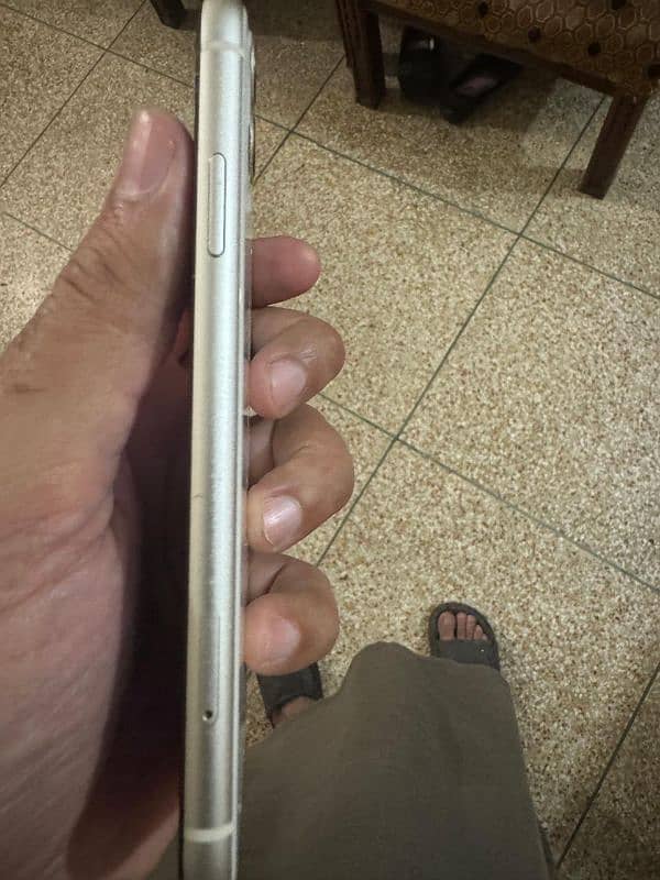 Iphone 11 64 GB Non PTA White Color 4