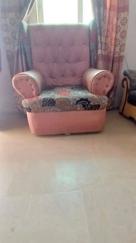 7 seater sofa set available in good condition 4