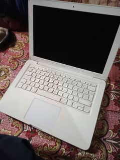 MacBook Mid 2010 4 GB Ram 160 GB Storage