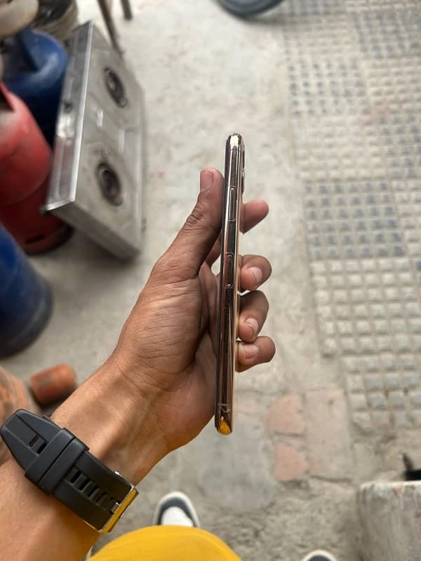 iPhone 11 Pro Max. non pta 64 gb battery health 92 %all okay hy 1