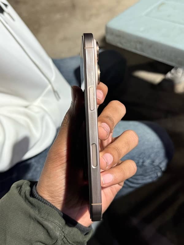 iPhone 16 Pro Dersert Titanium 3