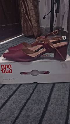 MAROON COLOR SENDALS FOR WOMAN USED BRAND : ECS. SIZE 8