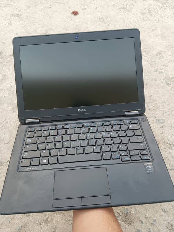 DELL Latitude E7250 | 8 GB ram 128 GB SSD | 9/10 Condition 0