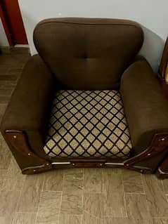 4 seater sofa looking for a new shelter