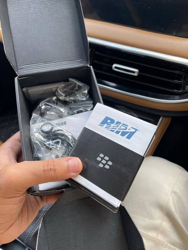 BlackBerry pearl white brand new 1 of 1 in pakistan 6