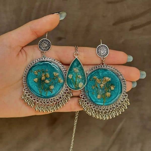 Resin jhumka and pendant 0