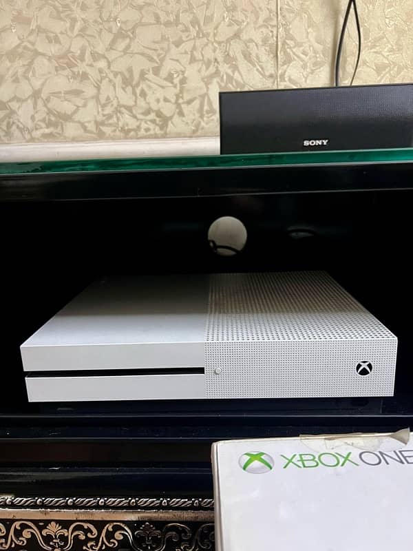 Xbox One S 1TB 1