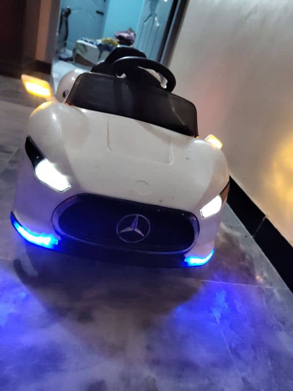 Rechargeable kids car good condition 1