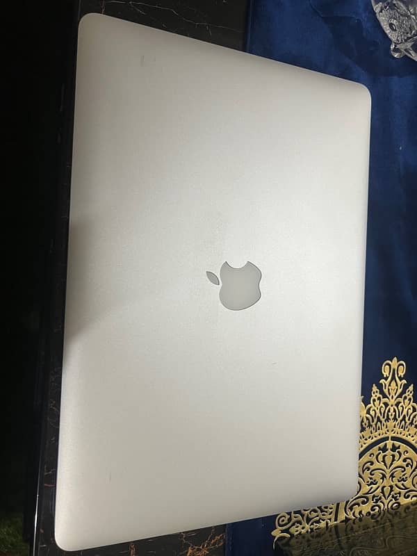 MAC BOOK 15 pro (15 inches mid 2015) 1