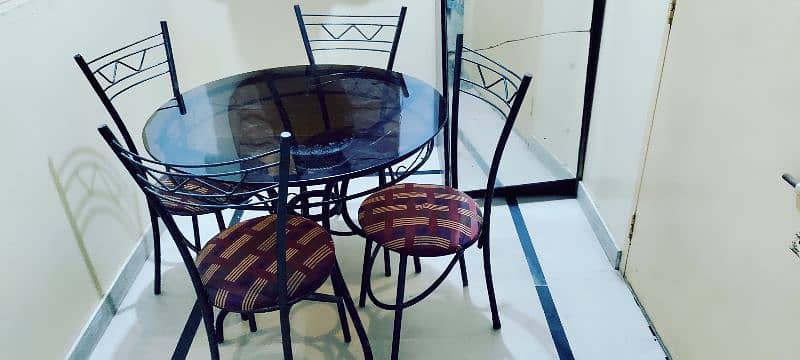 Round dining table with 4 chairs 3