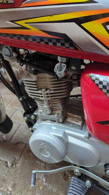 Honda 125 2024 model hai 25 stikr number lga hai all original 3