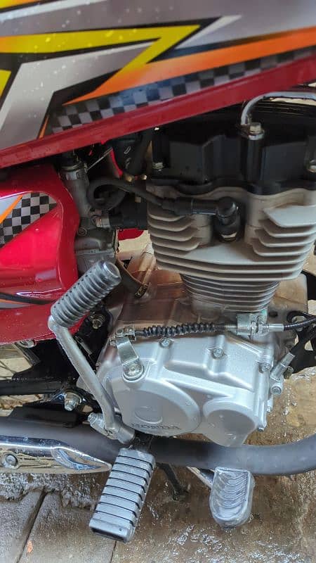 Honda 125 2024 model hai 25 stikr number lga hai all original 5