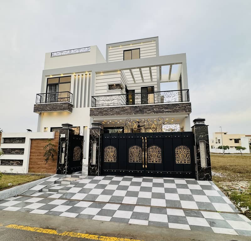 10 Marla Quality Construct House For Sale in Prime Location Citi Housing. 0