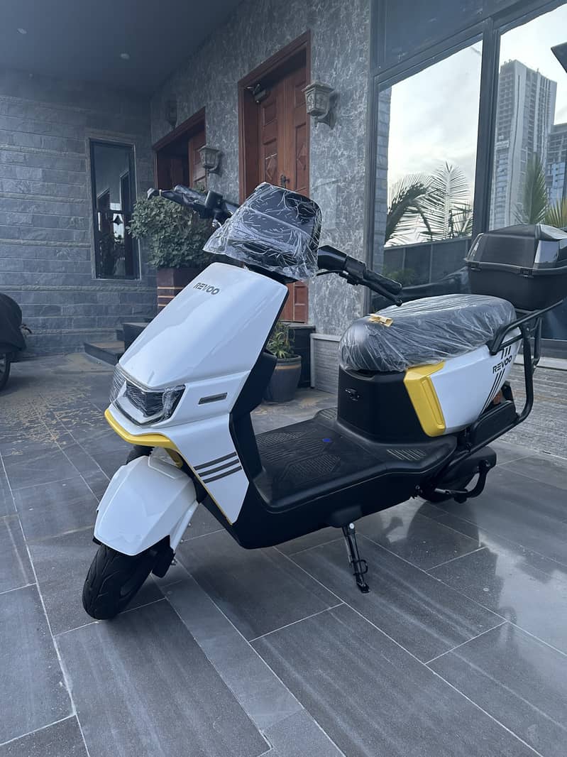 Revoo A12 electric scooter white brand new 0