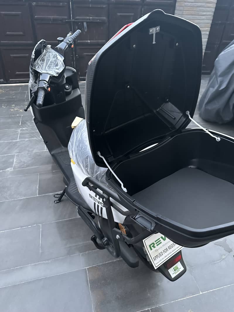 Revoo A12 electric scooter white brand new 3