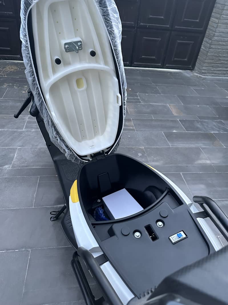 Revoo A12 electric scooter white brand new 5