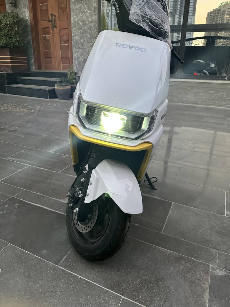 Revoo A12 electric scooter white brand new 6