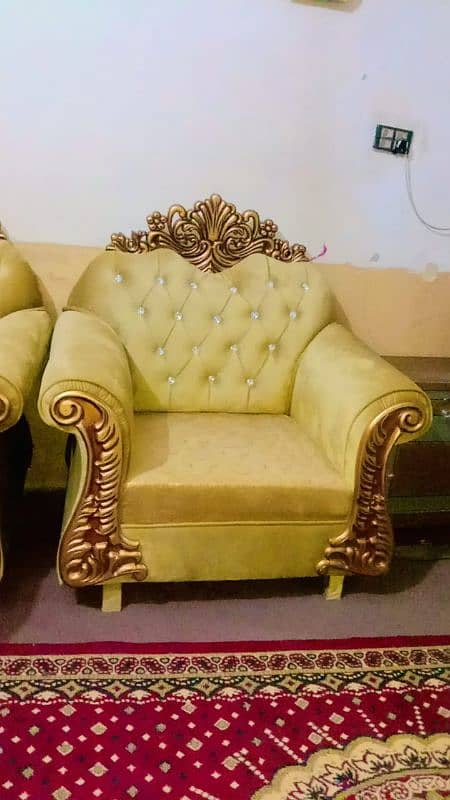 good condition sofa set available 5