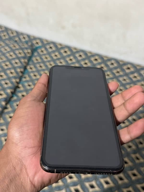 I phone 11 pro max 64gb gold colour pta approved 4