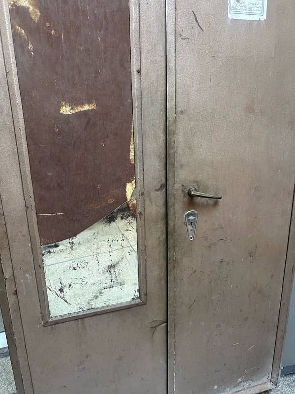 Urgently sell wardrobe/ Cupboard  - لوہے کی الماری برائے فروخت 7