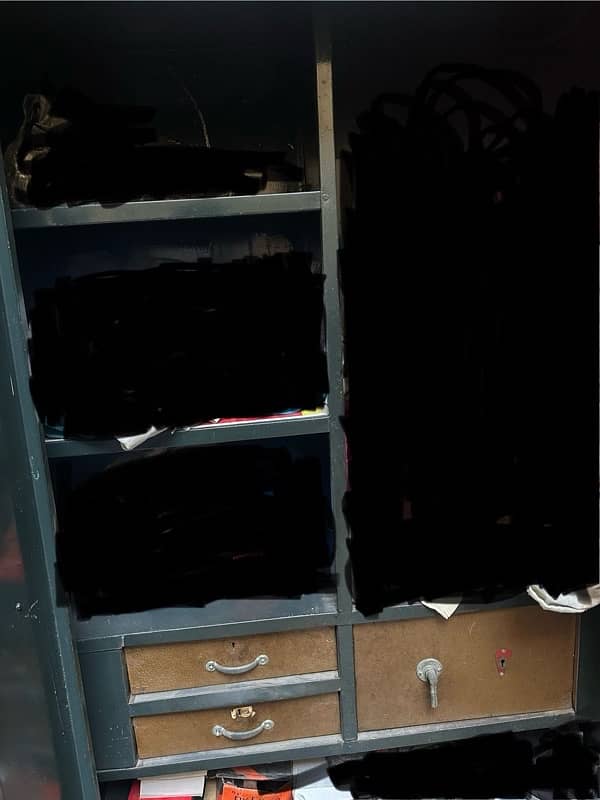 Urgently sell wardrobe/ Cupboard  - لوہے کی الماری برائے فروخت 9