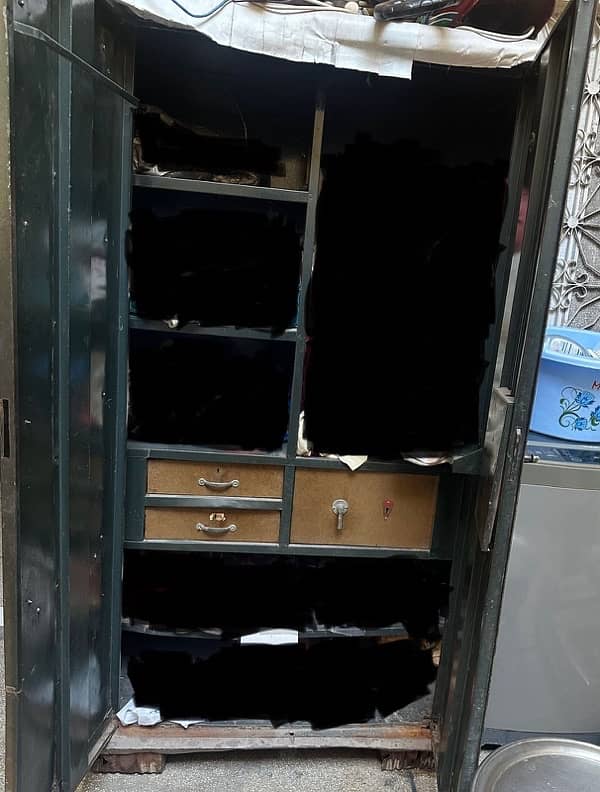 Urgently sell wardrobe/ Cupboard  - لوہے کی الماری برائے فروخت 10