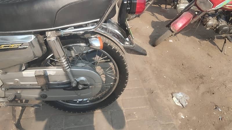 Honda 125 self start black color 0