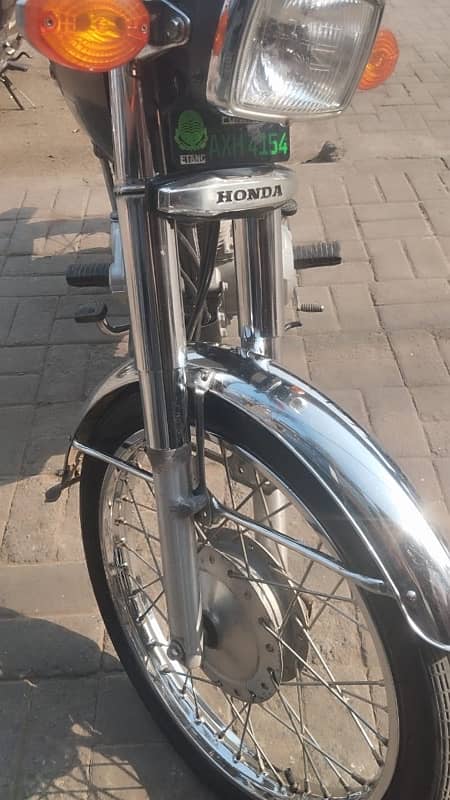 Honda 125 self start black color 3