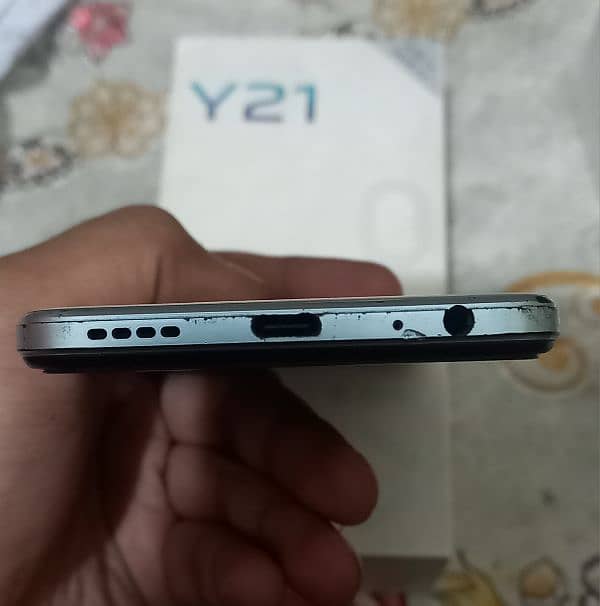 Vivo Y21 4