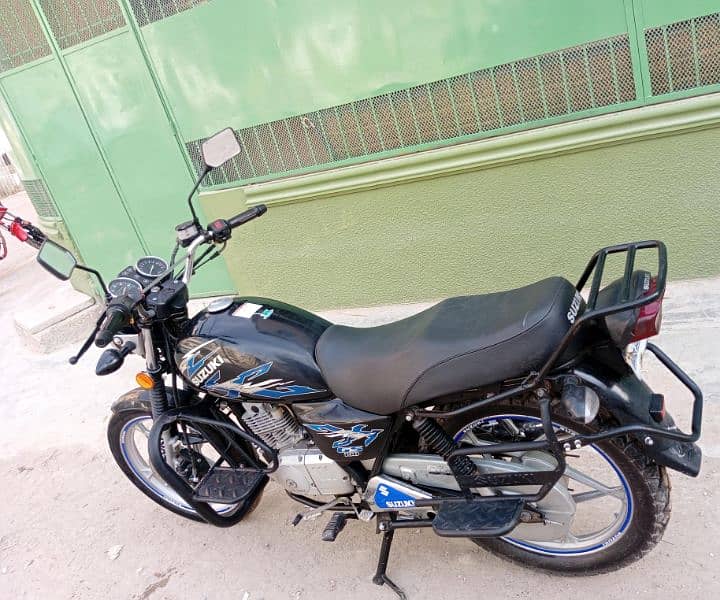 Suzuki gs 150 SE 9