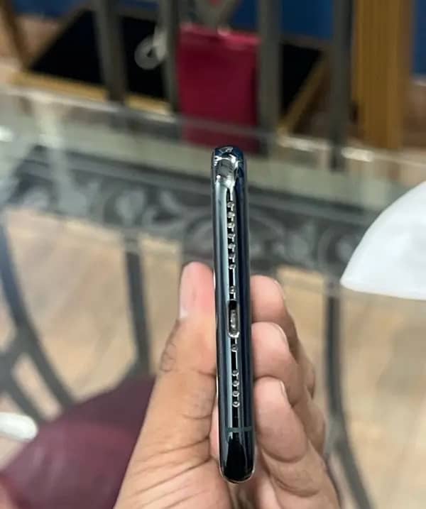 iPhone 11pro max non factory unlock 64gb no exchange need cash 4