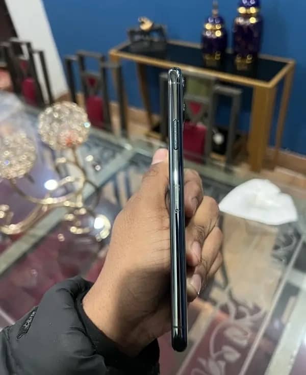 iPhone 11pro max non factory unlock 64gb no exchange need cash 5