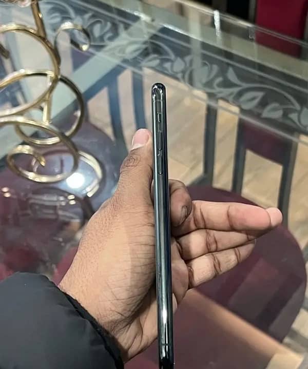 iPhone 11pro max non factory unlock 64gb no exchange need cash 7