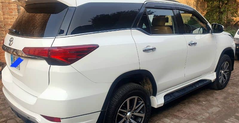 Toyota Fortuner V 2019 4