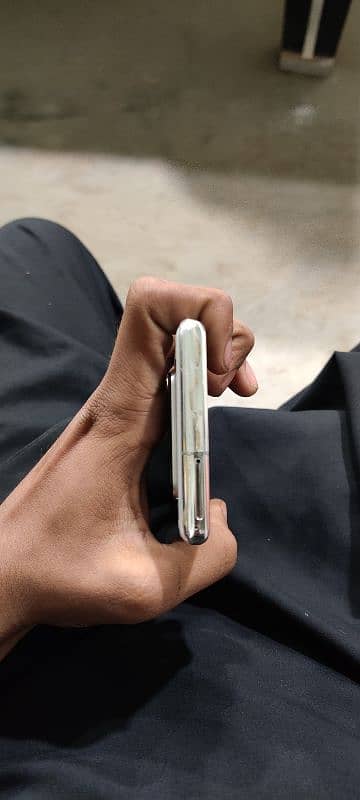 Aquos R6 9/10 condition 5