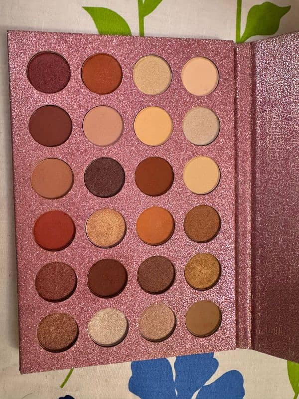 Brand new original make up pallets from Dubai 3